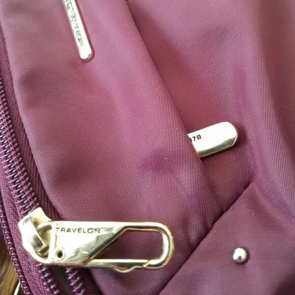 TRAVELON ANTI-THEFT DOMED CROSSBODY MEDIUM SIZE WINE - Picture 8 of 11